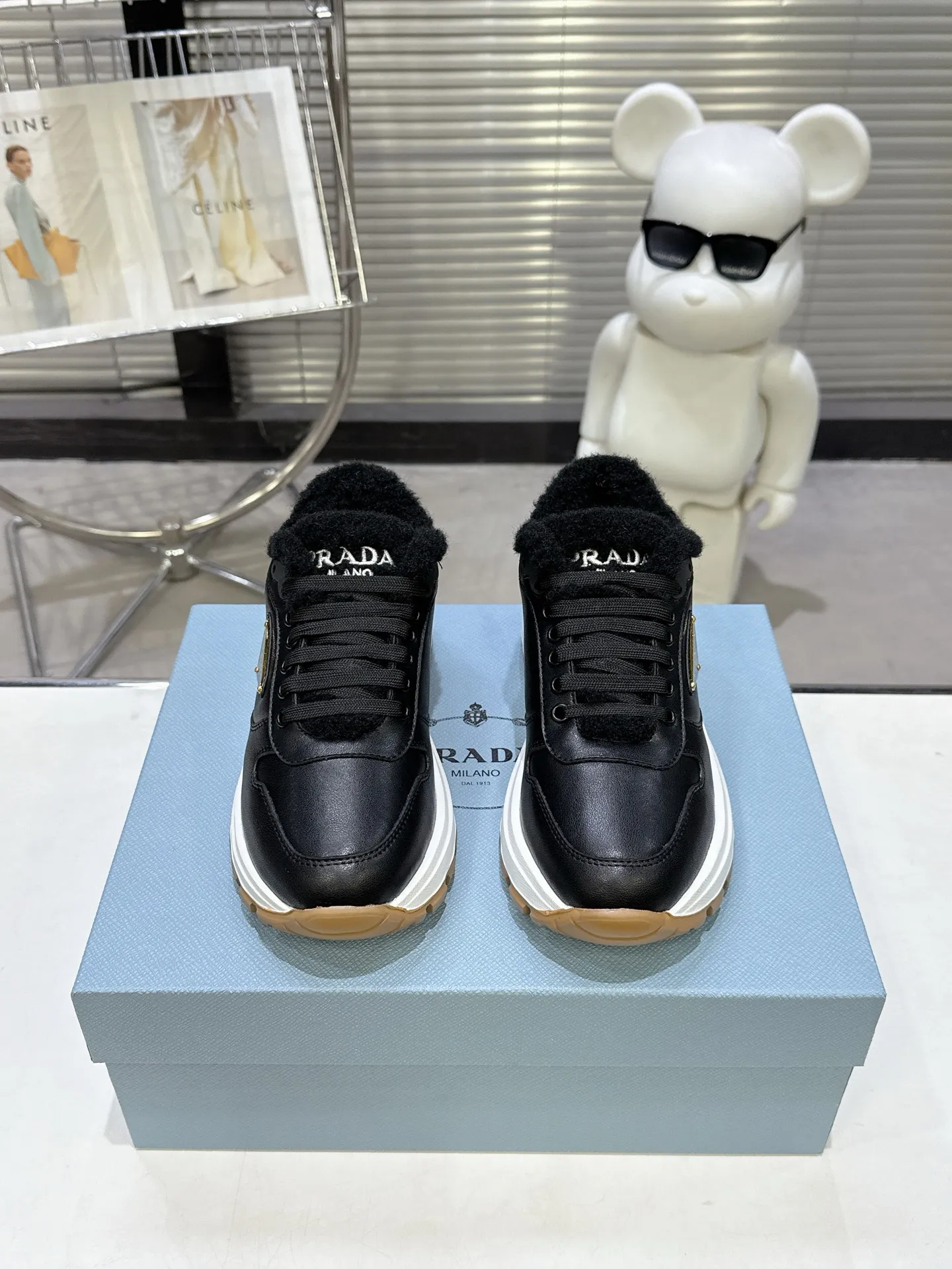 【PRADA】P: 660💰Couple style▪️Size: Women’s 35-40⚛Size: Men’s 39-44(45 customized) 2025 𝐬𝐬Prada’s new product, coming with strength! ❣️Many Internet celebrities have the same style, fashionable and versatile nice items, original shoes are developed and purchased from Italian counters, and are reproduced 1:1 according to the original taste. This year’s theme is not to be defined, embodying texture through simplicity💛From thick-soled sneakers to zigzag short boots to 2025 flat shoes, everything reveals a sure-fire momentum... It combines gentleness and handsomeness, the finishing touch for women❤️ Wear-resistant and ultra-light two-color outsole.